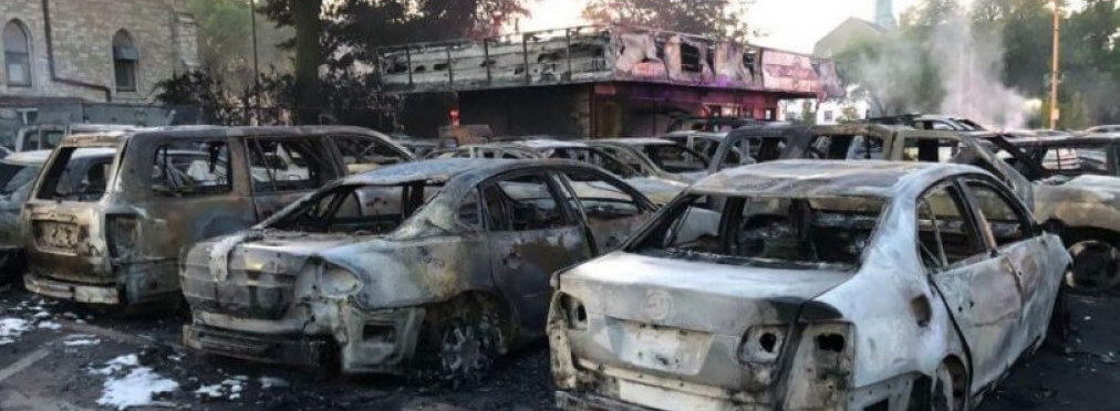 В США подожгли автосалон: более ста автомобилей выгорели (видео)
