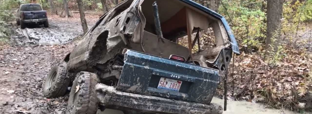 Jeep разорвало в яме с грязью