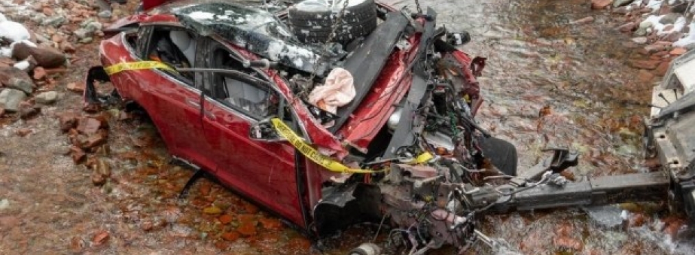 В США электрокар Tesla с подростками попал в жуткую аварию