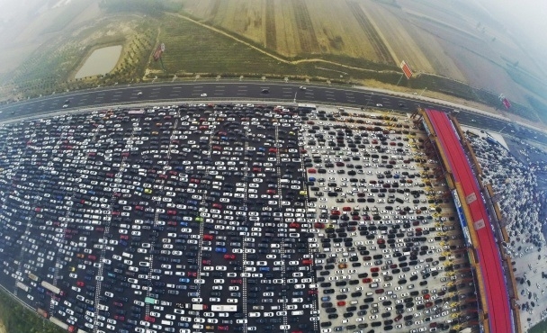 Фото дня: Пекин парализовали огромные пробки