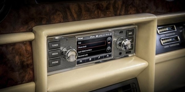 Jaguar Land Rover сделал современную «мультимедийку» для ретромоделей