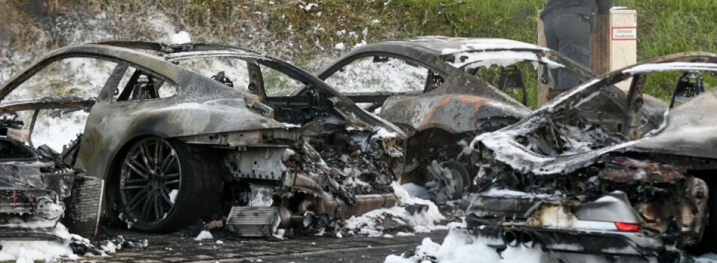 Антиглобалисты-хулиганы сожгли 12 новеньких Porsche