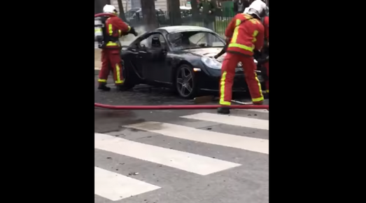 Пожарные не смогли найти двигатель у Porsche