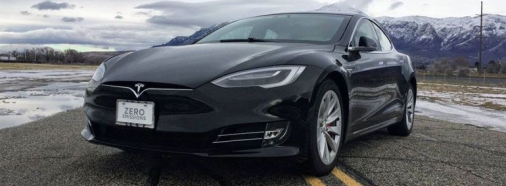 Автопилот Tesla отключили за долги