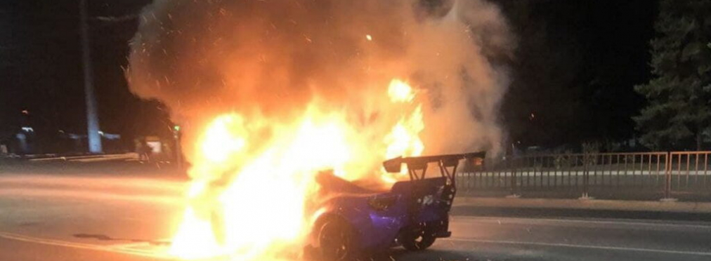 В Украине на ходу сгорел тюнингованный спорткар Toyota стоимостью более миллиона гривен