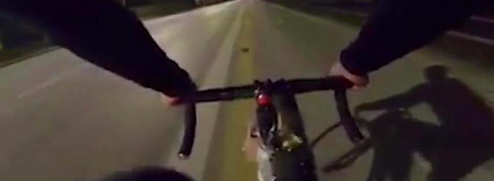 Велосипедист с ракетницей устроил охоту на мотохамов