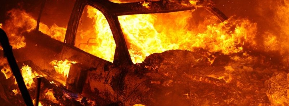 Видео дня: горящий автомобиль «удирает» от пожарных