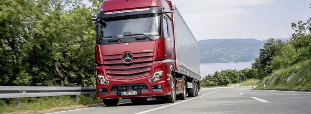 Mercedes-Benz грузовик без зеркал заднего вида