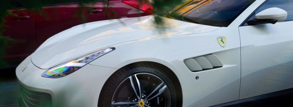 В Украине заметили путешественников на нестандартном суперкаре Ferrari
