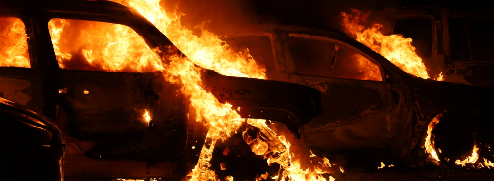 40 автомобилей выставленных на продажу выгорели дотла (видео)
