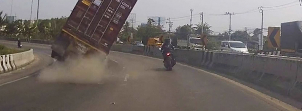 Чудесное спасение мотоциклиста попало в объектив видеорегистратора