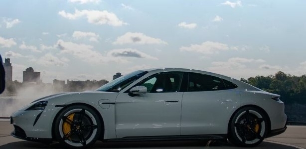 Tesla и Porsche сошлись в гонке лицом к лицу