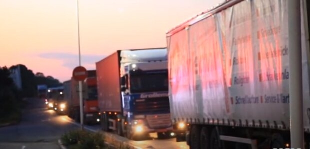 Трассу Киев – Одесса сковали многокилометровые пробки из грузовиков