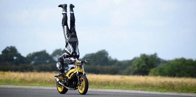 Британец установил рекорд скорости, стоя вверх ногами на мотоцикле