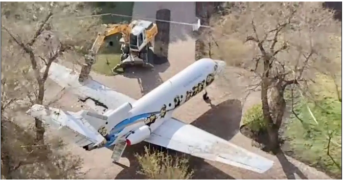 В Одессе демонтируют декоративный самолет