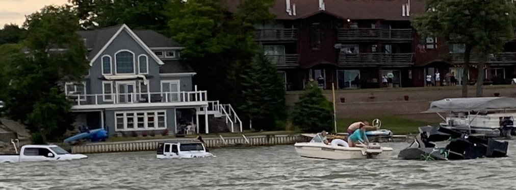 Видео: Мужчина утопил джип и пикап, пытаясь вытащить из озера катер