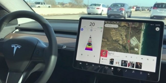 Обновленная прошивка Tesla позволит электромобилям двигаться по маршруту навигатора