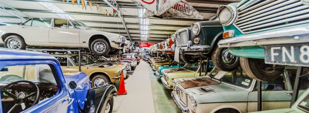 На продажу выставлен заброшенный музей с сотнями классических автомобиле