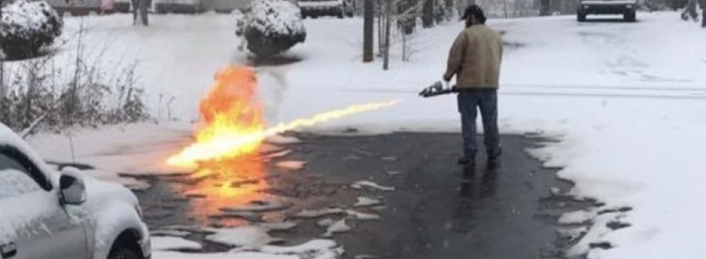 «Ленивый» американец почистил дорогу с помощью огнемета