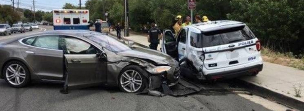 Tesla в режиме автопилота «напала» на полицию