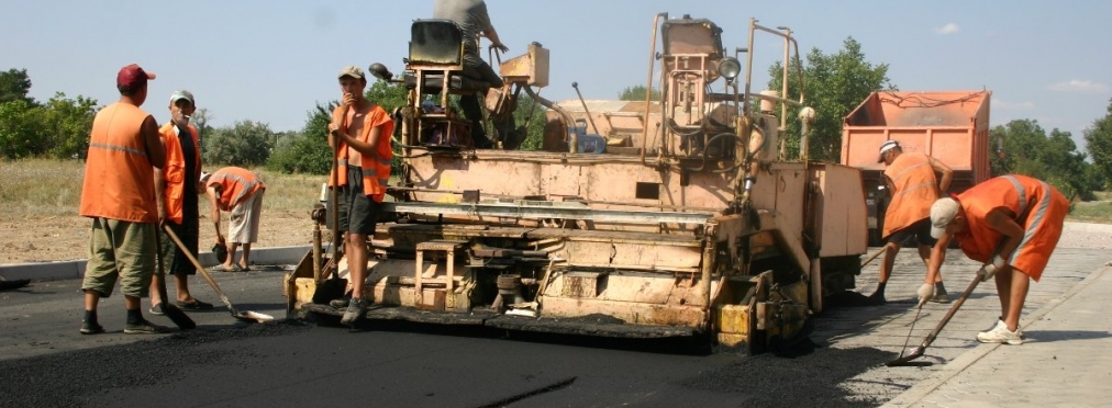 В Украине нашелся мэр, который собственноручно ремонтирует дороги