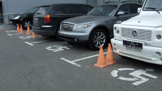 В Украине будут по-новому наказывать за парковку на местах для инвалидов
