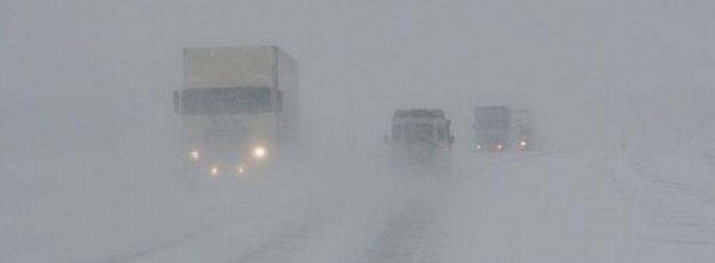 В Украине из-за снегопада начали перекрывать трассы