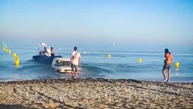 Неудачная попытка спустить катер на воду с помощью внедорожника попала на видео