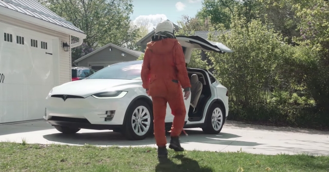 Поклонники марки порадовали Маска рекламными роликами Tesla