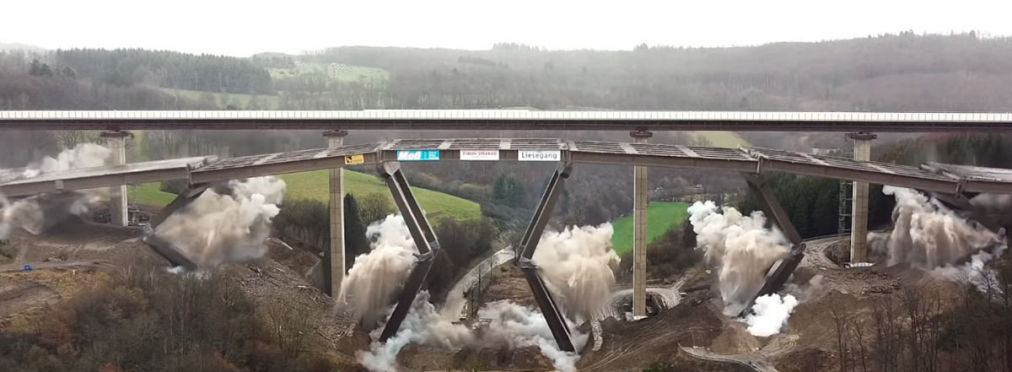 Обрушение автомобильного моста показали на видео