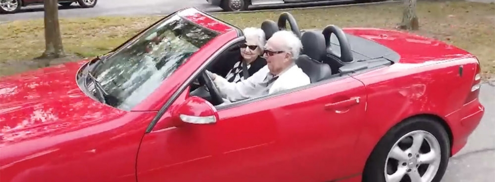 Идеальная старость: в 107 лет за рулем кабриолета Mercedes