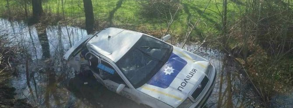 Украинские патрульные утопили свой автомобиль в болоте