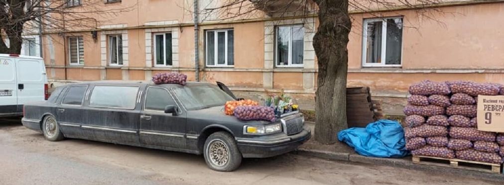 «Вот это настоящая роскошь»: в Украине картошку и лук продают из лимузина Lincoln   