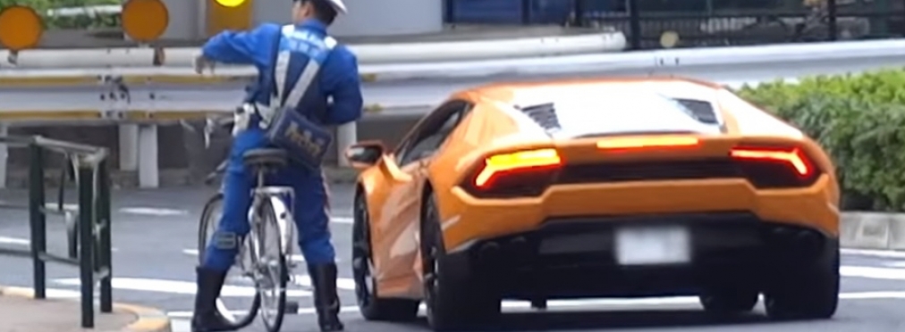 Полицейский на велосипеде догнал Lamborghini и оштрафовал водителя