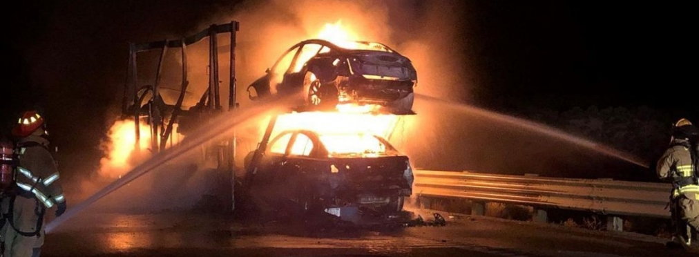 В США сгорел автовоз, наполненный электрокарами Tesla