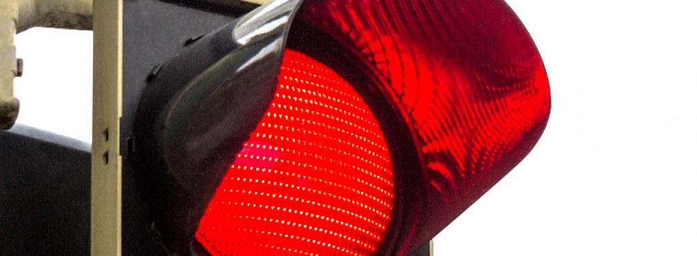 Красный свет светофора «наказал» полицейский внедорожник