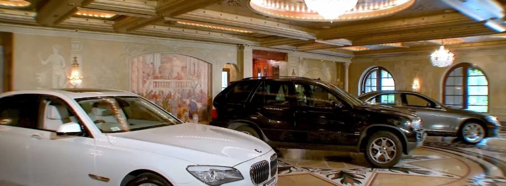 Самый роскошный гараж в мире показали на видео