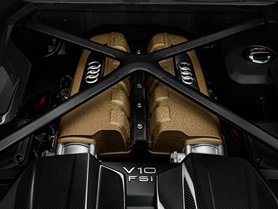 Audi отметила день рождения мотора V10 бронзовой отделкой
