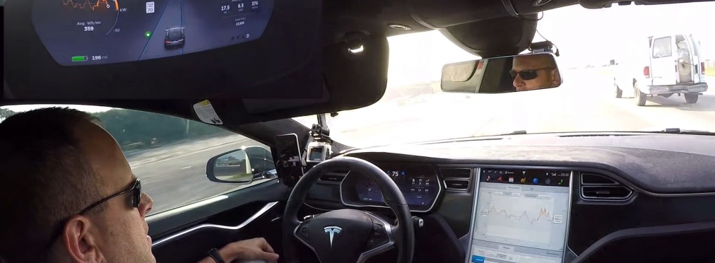 «Автопилот» Tesla «научили приезжать к владельцу по вызову»