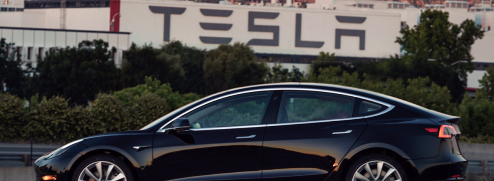 Сегодня Маск впервые показал электромобиль Tesla Model 3