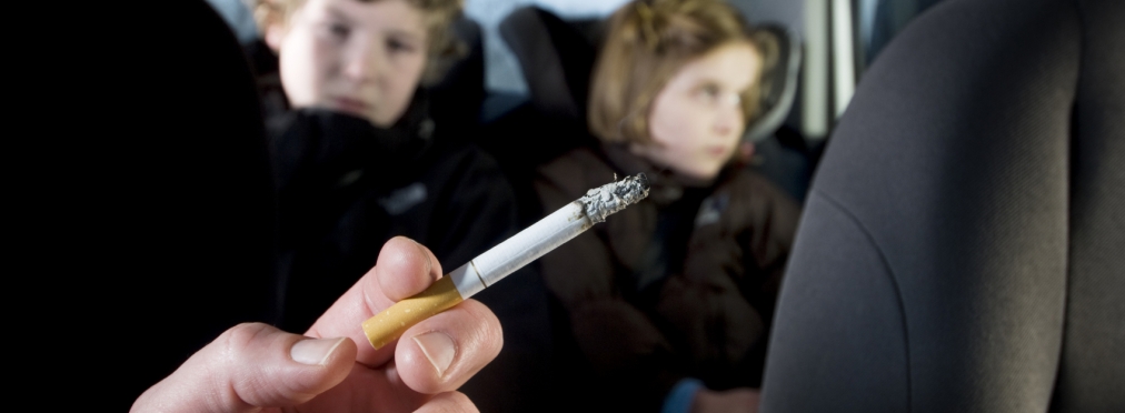 Британцам запрещено курить в салоне в присутствии детей