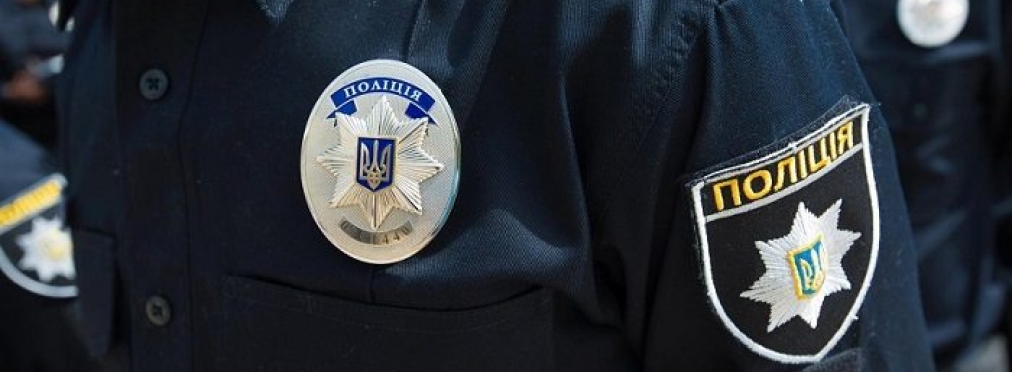Украинский полицейский чудом спасся от несущегося автомобиля