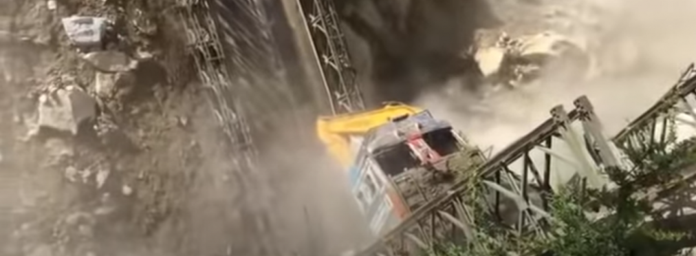 Обрушение моста: В Сети появилось жуткое видео с обвалом моста, на котором грузовик перевозил экскаватор