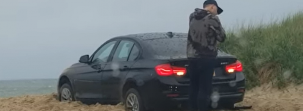 Владелец BMW загнал машину в песок, запер с ключами внутри и оставил АКПП на реверсе