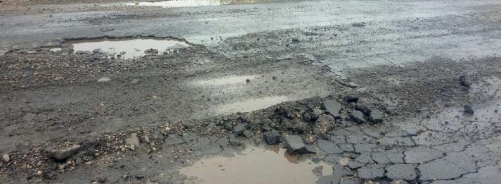 На украинской дороге после ремонта ям стало ещё больше