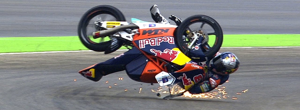 «Эпичное» падение мотогонщиков на Moto3