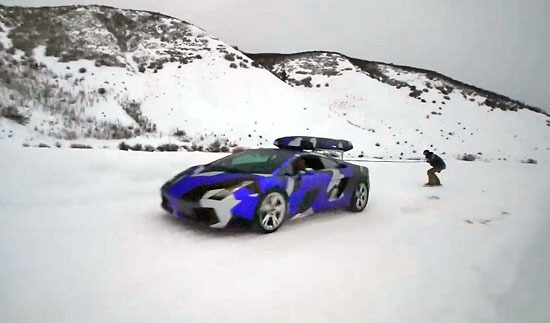 Экстремал прокатился на лыжах за Lamborghini