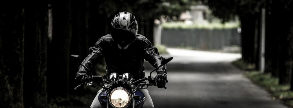 «Родился в рубашке»: мотоциклист едва не упал на скорости 210 километров в час