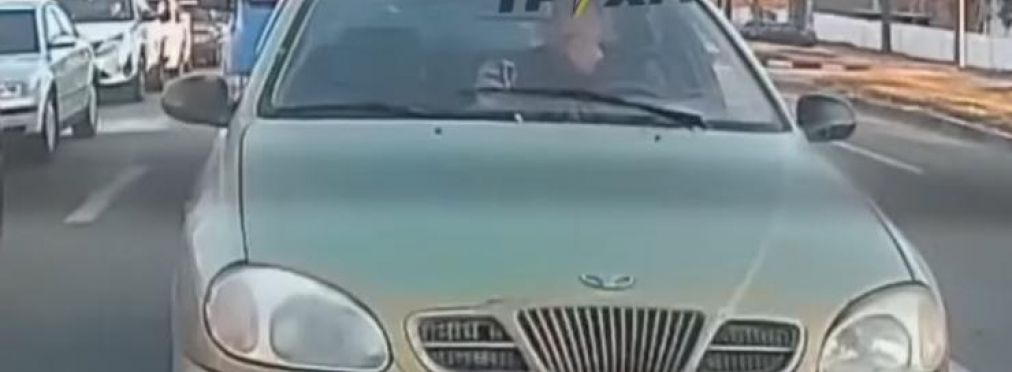 Курьез дня: водитель решил побриться прямо за рулем (видео)