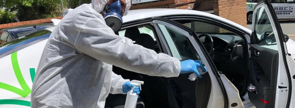 Британец бесплатно дезинфицирует чужие машины, чтобы победить коронавирус